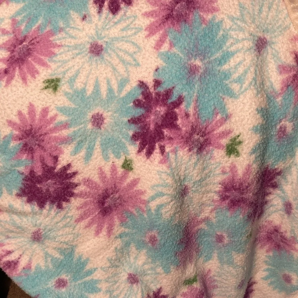 Vnt 72‎ x 78 polyester white blanket with light blue and purple daisy satin edge